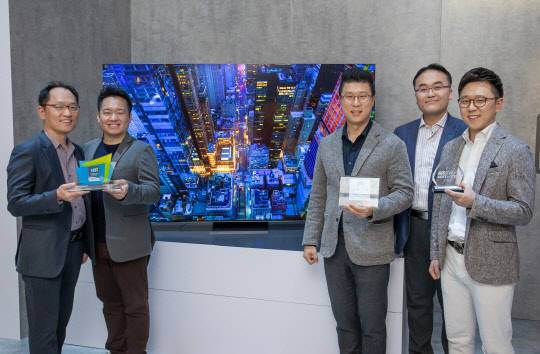 삼성전자 개발·기획 담당자들이 2020년형 QLED 8K가 수상한 CES 혁신상과 현장 어워드 상패를 들고 기념촬영을 하고 있다. <삼성전자 제공>